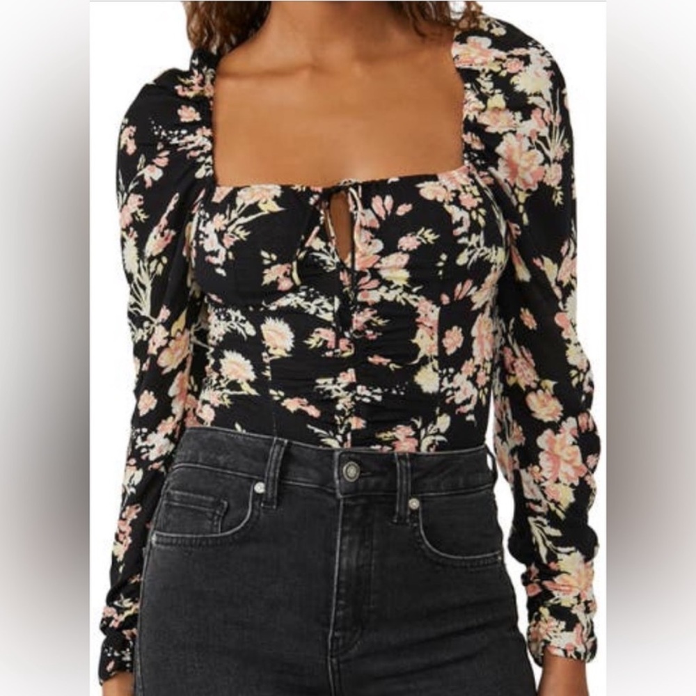 NWT Free People Hilary Printed top. 💜